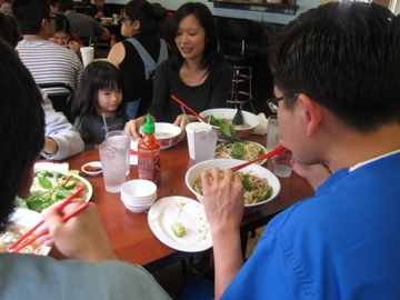 Thưởng thức món ăn Việt tại nhà hàng Mỹ