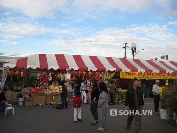 Khu thương mại Phước Lộc Thọ trong dịp Tết ta được nhiều người Việt đến mua sắm đồ.