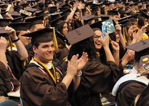 Sinh viên trong lễ tốt nghiệp trường Đại học Adelphi.