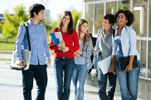 Sinh viên có thể tìm kiếm sự hỗ trợ tài chính từ các chương trình học bổng